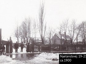 Nyelandsvej 19-21 ca. 1900 Th. hjørnet af kommuneskolen.jpg